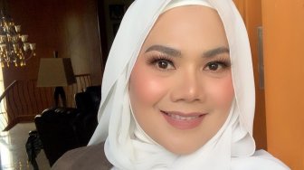 Inspirasi Gaya Hijab Kece ala Sarita Abdul Mukti, Yuk Simak