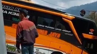 Bawa Rombongan Aparat, Bus Sudiro Tungga Jaya Nyangkut Lagi di Bromo