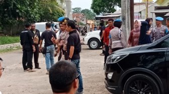 Menolak Ditangkap Densus, Istri Terduga Teroris di Cianjur Menangis