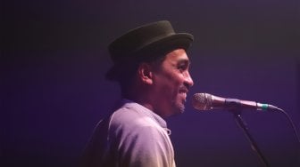 Penyanyi Glenn Fredly tampil di pesta perilisan album barunya berjudul "Romansa Ke Masa Depan" di M Bloc Space, Jakarta Selatan, Kamis (14/11). [Suara.com/Angga Budhiyanto]