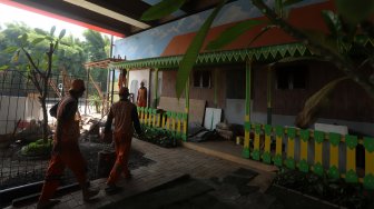 Petugas PPSU menyelesaikan pembangunan Taman Budaya Betawi di Kolong Tol JORR W2 Joglo, Kembangan, Jakarta Barat, Jumat (15/11). [Suara.com/Angga Budhiyanto]