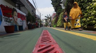 Warga beraktivitas di Kampung Budaya, Jalan Katalia 1 Timur, Jakarta Barat, Jumat (15/11). [Suara.com/Angga Budhiyanto]