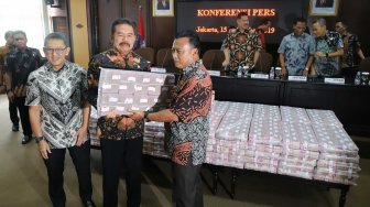 Jaksa Agung ST Burhanuddin didampingi Kajati DKI Jakarta Warih Wardono menunjukkan barang bukti uang saat konferensi pers di Gedung Kejaksaan Agung, Jakarta, Jumat (15/11). [Suara.com/Arya Manggala]
