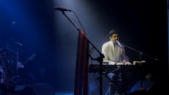 Penyanyi Glenn Fredly tampil di pesta perilisan album barunya berjudul "Romansa Ke Masa Depan" di M Bloc Space, Jakarta Selatan, Kamis (14/11). [Suara.com/Angga Budhiyanto]