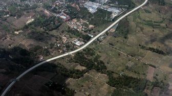 Foto udara ruas Jalan Tol Trans Sumatera (JTTS) dikawasan Provinsi Lampung, Lampung, Jumat (15/11).  [ANTARA FOTO/Muhammad Iqbal]