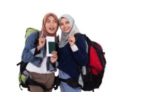 Tips Padupadan Hijab yang Nggak Ribet Saat Traveling, Cobain Yuk!