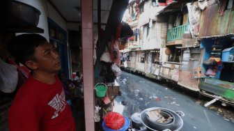 Warga beraktivitas di bantaran Kali Krukut, Kebon Melati, Jakarta, Jumat (15/11). [Suara.com/Angga Budhiyanto]