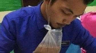 Kelewat Kreatif, Trik Orang Indonesia saat Nikmati Minuman Dalam Plastik