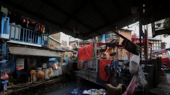 Warga beraktivitas di bantaran Kali Krukut, Kebon Melati, Jakarta, Jumat (15/11). [Suara.com/Angga Budhiyanto]