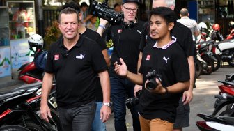 Legenda sepak bola asal Jerman Lothar Matthaus (kiri) berjalan di kawasan Bundaran hotel Indonesia, Jakarta, Sabtu (16/11). [ANTARA FOTO/Aditya Pradana Putra]