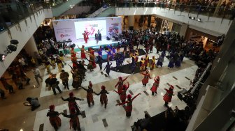 Sejumlah penari meramaikan gelaran Indonesia Menari di Mall Grand Indonesia, Jakarta, Minggu (17/11). [Suara.com/Angga Budhiyanto]
