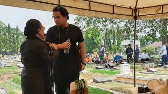 Satrio Alexa Kumandangkan Azan Sebelum Almarhum Bapaknya Dikebumikan