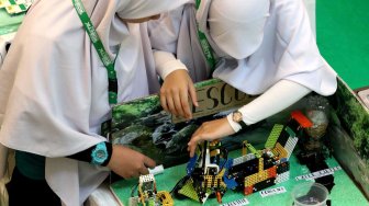 Peserta mengikuti kompetisi Robotik Madrasah 2019 di Grand City Surabaya, Jawa Timur, Minggu (17/11). [ANTARA FOTO/Didik Suhartono]