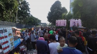 Pedagang kaki lima (PKL) berjualan di kawasan Jalan Sumenep, Jakarta, Minggu (17/11).[Suara.com/Angga Budhiyanto]