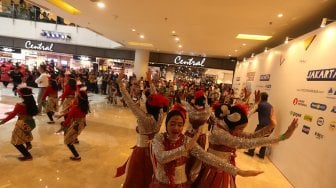 Sejumlah penari meramaikan gelaran Indonesia Menari di Mall Grand Indonesia, Jakarta, Minggu (17/11). [Suara.com/Angga Budhiyanto]
