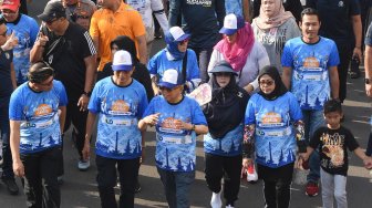 Wakil Presiden Maruf Amin (tengah) bersama Imam Besar Masjid Istiqlal KH. Nasaruddin Umar (kiri) mengikuti jalan santai Antar Iman di kawasan Car Free Day Jalan MH Thamrin, Jakarta, Minggu (17/11).  [ANTARA FOTO/Indrianto Eko Suwarso]
