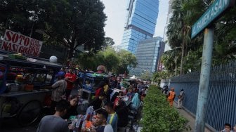 Pedagang kaki lima (PKL) berjualan di kawasan Jalan Sumenep, Jakarta, Minggu (17/11).[Suara.com/Angga Budhiyanto]