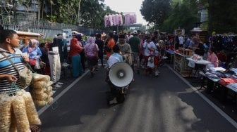 Pedagang kaki lima (PKL) berjualan di kawasan Jalan Sumenep, Jakarta, Minggu (17/11).[Suara.com/Angga Budhiyanto]