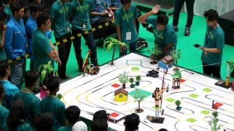 Peserta mengikuti kompetisi Robotik Madrasah 2019 di Grand City Surabaya, Jawa Timur, Minggu (17/11). [ANTARA FOTO/Didik Suhartono]