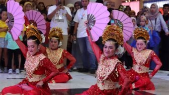 Sejumlah penari meramaikan gelaran Indonesia Menari di Mall Grand Indonesia, Jakarta, Minggu (17/11). [Suara.com/Angga Budhiyanto]
