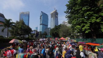 Pedagang kaki lima (PKL) berjualan di kawasan Jalan Sumenep, Jakarta, Minggu (17/11).[Suara.com/Angga Budhiyanto]