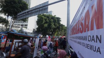 Pedagang kaki lima (PKL) berjualan di kawasan Jalan Sumenep, Jakarta, Minggu (17/11). [Suara.com/Angga Budhiyanto]