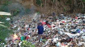 Sampah Menumpuk di Narimbang Mulia Lebak, Warga Ramai-ramai Lakukan Ini