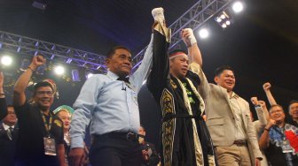 Petinju Daud Yordan melakukan selebrasi usai mengalahkan petinju Afrika Selatan Michael Mokoena dalam pertandingan perebutan gelar juara dunia tinju kelas ringan super 63,50 kilogram versi International Boxing Association (IBA) dan World Boxing Organization (WBO) di Batu, Jawa Timur, Minggu (17/11).[ANTARA FOTO/Ari Bowo Sucipto]
