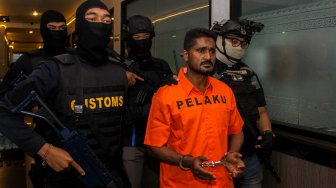 Customs Narcotics Team (CNT) Bea Cukai menggiring tersangka warga negara asing dari India terkait kasus narkoba jenis sabu di Kantor Pengawasan dan Pelayanan Bea dan Cukai (KPPBC) Tipe Madya Pabean Juanda, Sidoarjo, Jawa Timur, Senin (18/11). [ANTARA FOTO/Umarul Faruq]
