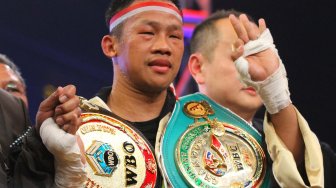 Petinju Daud Yordan melakukan selebrasi usai mengalahkan petinju Afrika Selatan Michael Mokoena dalam pertandingan perebutan gelar juara dunia tinju kelas ringan super 63,50 kilogram versi International Boxing Association (IBA) dan World Boxing Organization (WBO) di Batu, Jawa Timur, Minggu (17/11).[ANTARA FOTO/Ari Bowo Sucipto]
