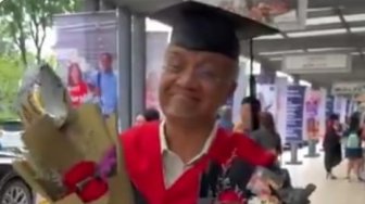 Viral Ayah Coba Jubah Wisuda Anaknya, Warganet Terharu