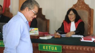 Warga negara Peru Guido Torres Morales menjalani sidang tuntutan di Pengadilan Negeri Denpasar, Bali, Senin (18/11). [ANTARA FOTO/Fikri Yusuf]