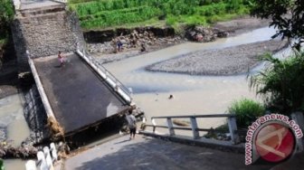 Jembatan Ambruk ke Sungai, Satu Tewas dan Sejumlah Orang Lainnya Hilang