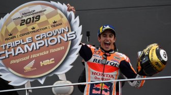 Kado Perpisahan, Marquez Anugerahkan Triple Crown bagi Lorenzo