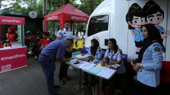 Petugas imigrasi melayani pemohon pembuat passport saat pelayanan passport keliling di Plaza Semanggi, Jakarta, Selasa (19/11). [Suara.com/Angga Budhiyanto]