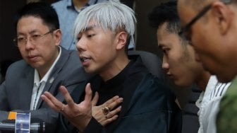 Presenter sekaligus paranormal Roy Kiyoshi memberikan keterangan pers di kantor pengacara Henry Indraguna, Belleza Permata Hijau, Jakarta, Selasa (19/11). [Suara.com/Angga Budhiyanto]