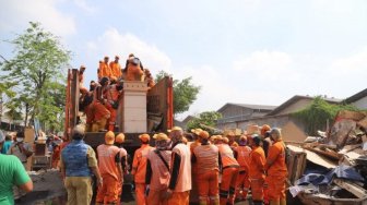 Puing dan Sampah di Lokasi Penggusuran Sunter Dibuang ke Bantar Gebang