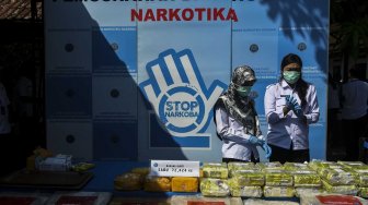 Petugas Badan Narkotika Nasional (BNN) menata barang bukti narkotika jenis sabu sebelum dimusnahkan di Kantor BNN, Cawang, Jakarta, Selasa (19/11). [ANTARA FOTO/Galih Pradipta]