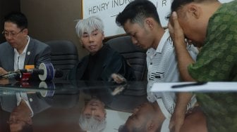 Presenter sekaligus paranormal Roy Kiyoshi memberikan keterangan pers di kantor pengacara Henry Indraguna, Belleza Permata Hijau, Jakarta, Selasa (19/11). [Suara.com/Angga Budhiyanto]