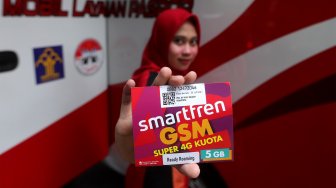 Petugas menunjukkan produk kartu Smartfren Ready Roaming saat pelayanan passport keliling di Plaza Semanggi, Jakarta, Selasa (19/11). [Suara.com/Angga Budhiyanto]