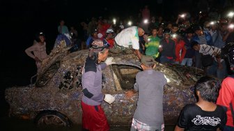 Nelayan Temukan Mobil Bekas Terjangan Tsunami Palu