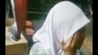 Terekam CCTV, Remaja Bercelana Pendek Ajak Gadis Berhijab Mesum di Masjid