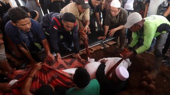 Suasana pemakaman artis Mochamad Syariful Zanna alias Cecep Reza di Tempat Pemakaman Umum (TPU) Penggilingan Layur, Rawamangun, Jakarta Timur, Rabu (20/11).  [Suara.com/Angga Budhiyanto]