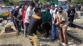 Suasana pemakaman artis Mochamad Syariful Zanna alias Cecep Reza di Tempat Pemakaman Umum (TPU) Penggilingan Layur, Rawamangun, Jakarta Timur, Rabu (20/11).  [Suara.com/Angga Budhiyanto]