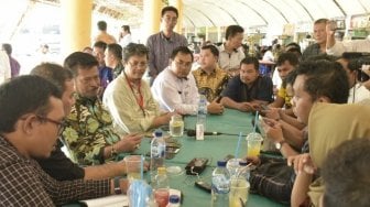 Makan Siang Bersama di Kantin, Mentan Rangkul Wartawan