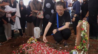 Suasana pemakaman artis Mochamad Syariful Zanna alias Cecep Reza di Tempat Pemakaman Umum (TPU) Penggilingan Layur, Rawamangun, Jakarta Timur, Rabu (20/11).  [Suara.com/Angga Budhiyanto]