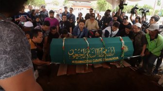 Suasana pemakaman artis Mochamad Syariful Zanna alias Cecep Reza di Tempat Pemakaman Umum (TPU) Penggilingan Layur, Rawamangun, Jakarta Timur, Rabu (20/11).  [Suara.com/Angga Budhiyanto]