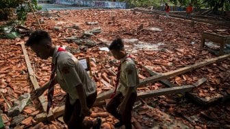 Lokasi sekolah yang ambruk di SMK Negeri I Miri, Sragen, Jawa Tengah, Kamis (21/11).[ANTARA FOTO/Mohammad Ayudha]