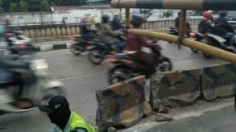 Karena Ulah Pemotor, Penjaga Portal Busway Ini Tuai Pro Kontra