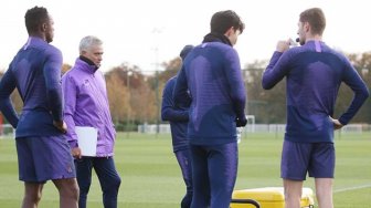 Jose Mourinho saat memimpin latihan perdana bersama Tottenham Hotspur, London, Inggris (20/11).  [Laman resmi Tottenham Hotspur]